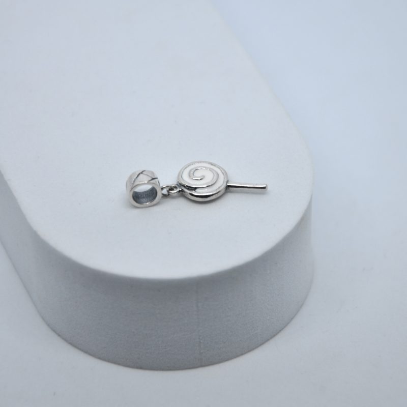 Nyalóka charm
